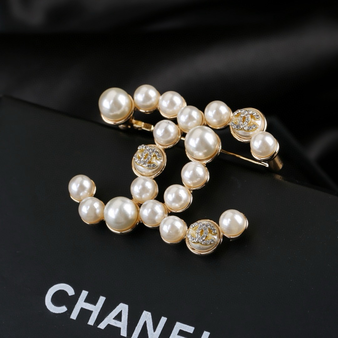 香奈儿 Chanel 最新秋冬 珍珠 水晶 胸针 经典耐看 双C独特设计 原版一致黄铜材质