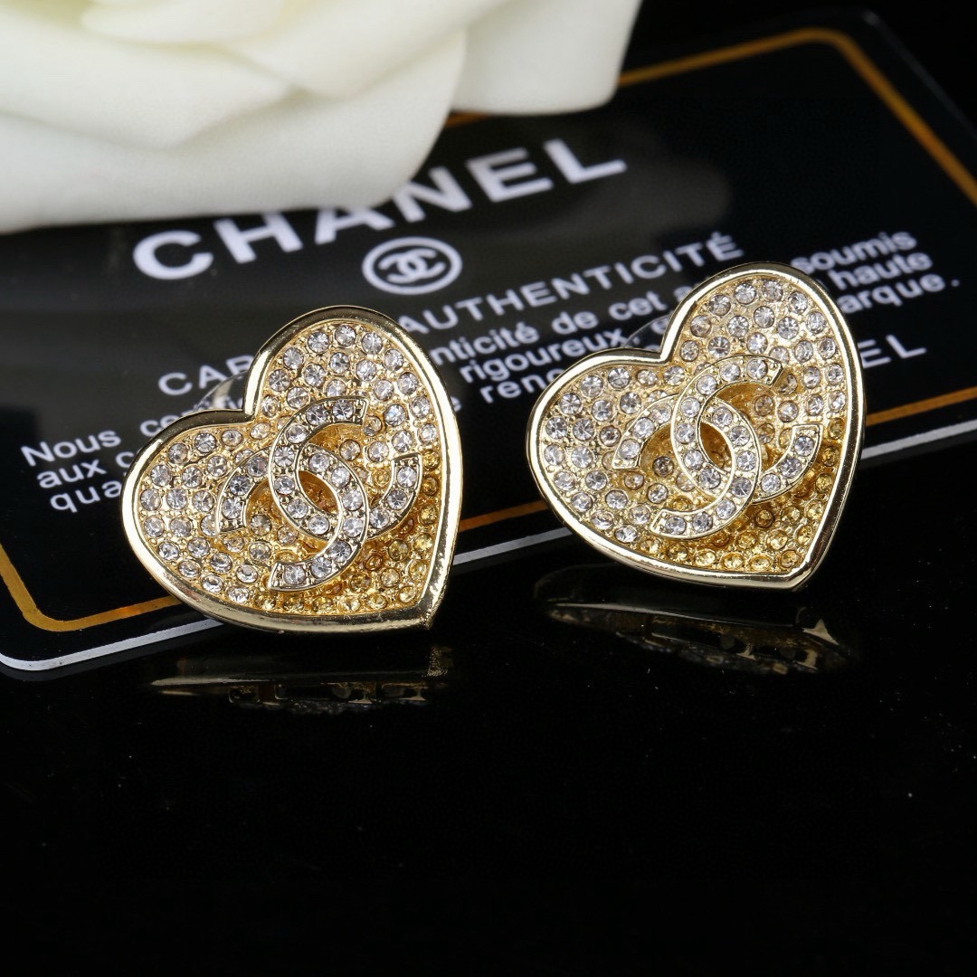 大号 小香 Chanel 新款渐变水钻爱心💗耳环  专柜同步上新 双C耳钉 精工打造原版一致黄铜材质