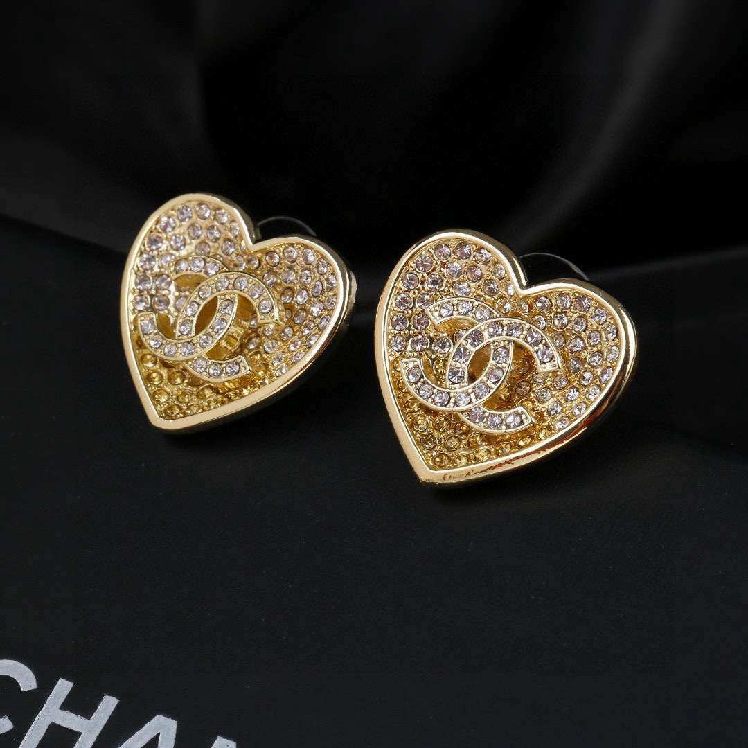 大号 小香 Chanel 新款渐变水钻爱心💗耳环  专柜同步上新 双C耳钉 精工打造原版一致黄铜材质
