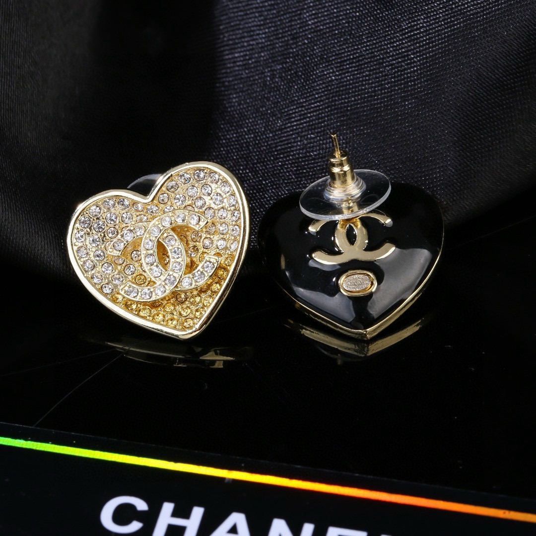 大号 小香 Chanel 新款渐变水钻爱心💗耳环  专柜同步上新 双C耳钉 精工打造原版一致黄铜材质