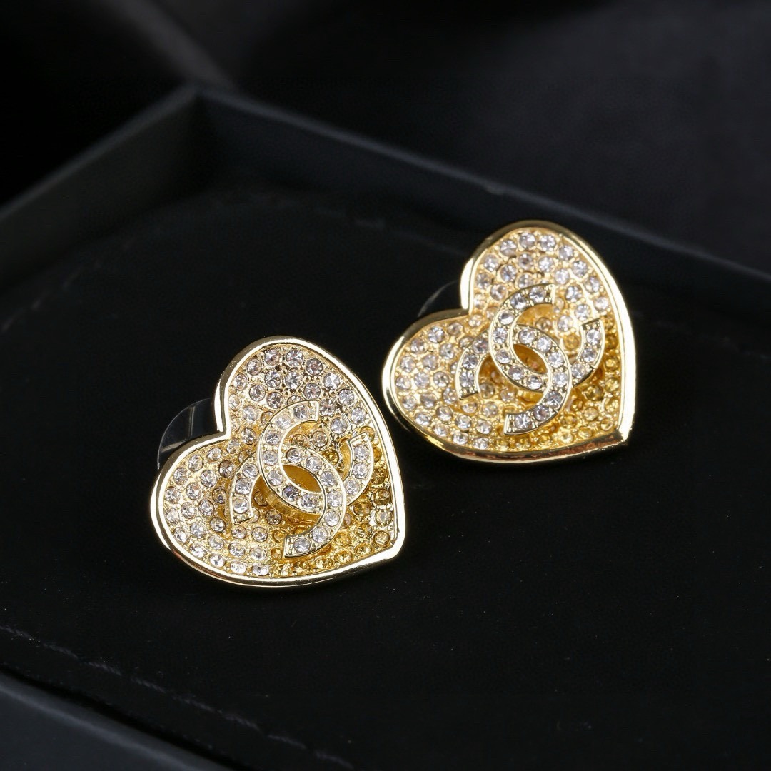 大号 小香 Chanel 新款渐变水钻爱心💗耳环  专柜同步上新 双C耳钉 精工打造原版一致黄铜材质