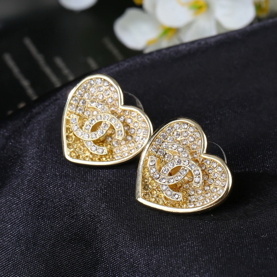 大号 小香 Chanel 新款渐变水钻爱心💗耳环  专柜同步上新 双C耳钉 精工打造原版一致黄铜材质