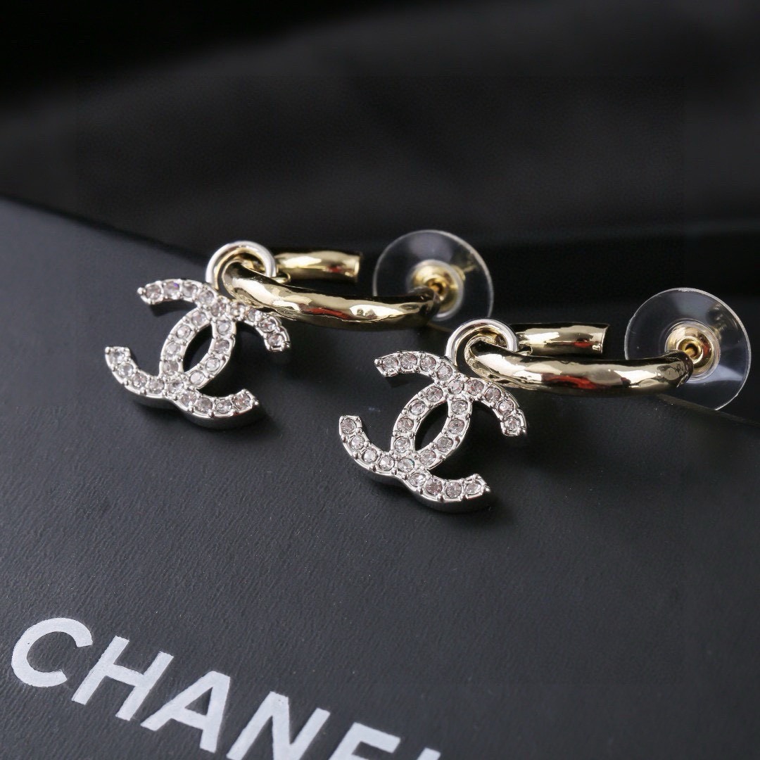 小香Chanel新款耳环   ✨每一个细节做工非常精细    这款设计非常美轮美奂 这款真的超级美超级仙