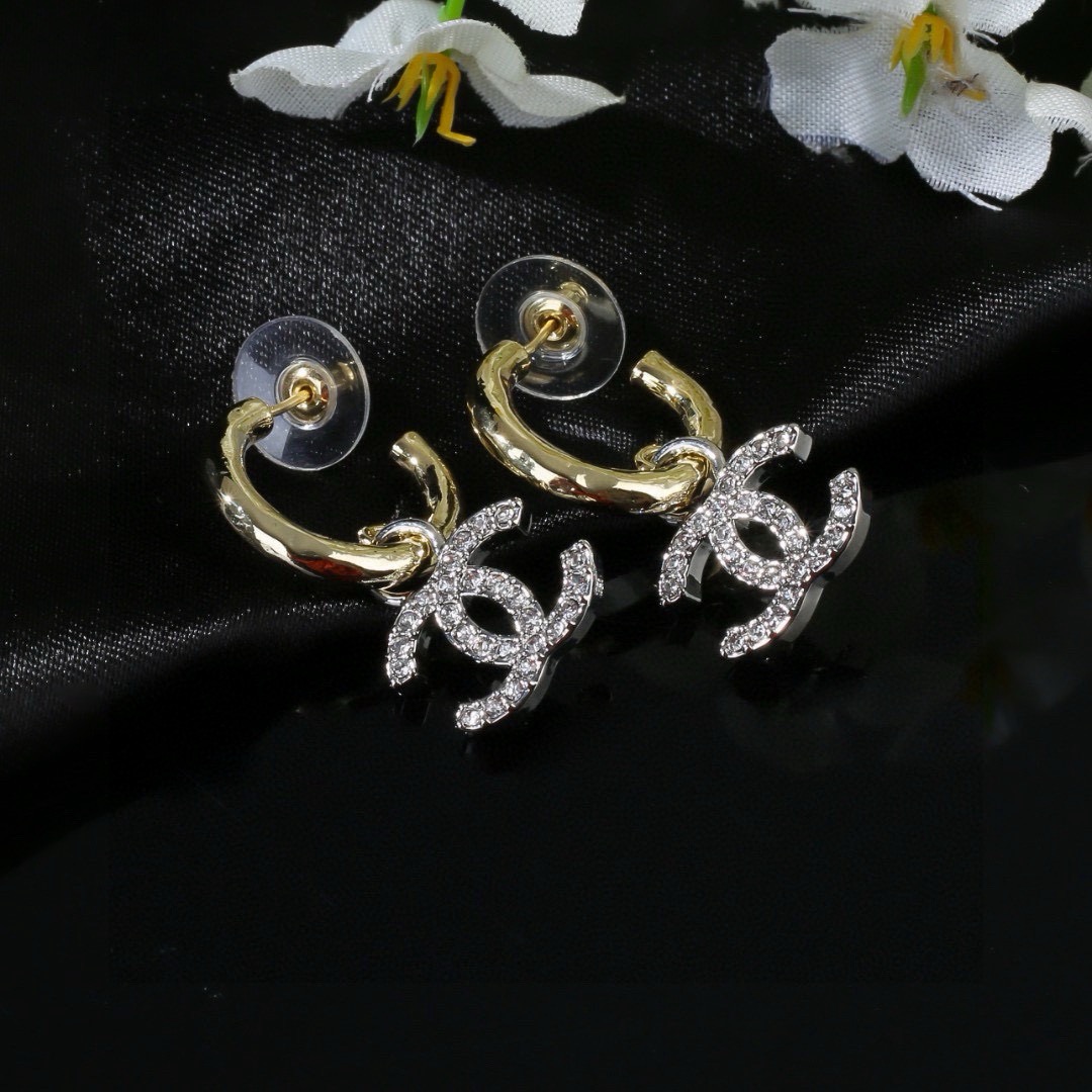 小香Chanel新款耳环   ✨每一个细节做工非常精细    这款设计非常美轮美奂 这款真的超级美超级仙