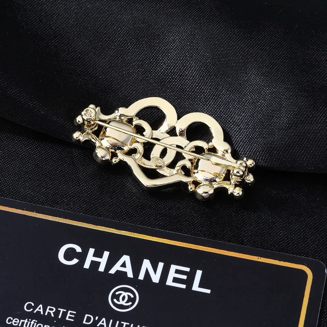 CHANEL 香奈儿新款胸针  ✨每一个细节做工非常精细    这款设计非常美轮美奂 这款真的超级美超级