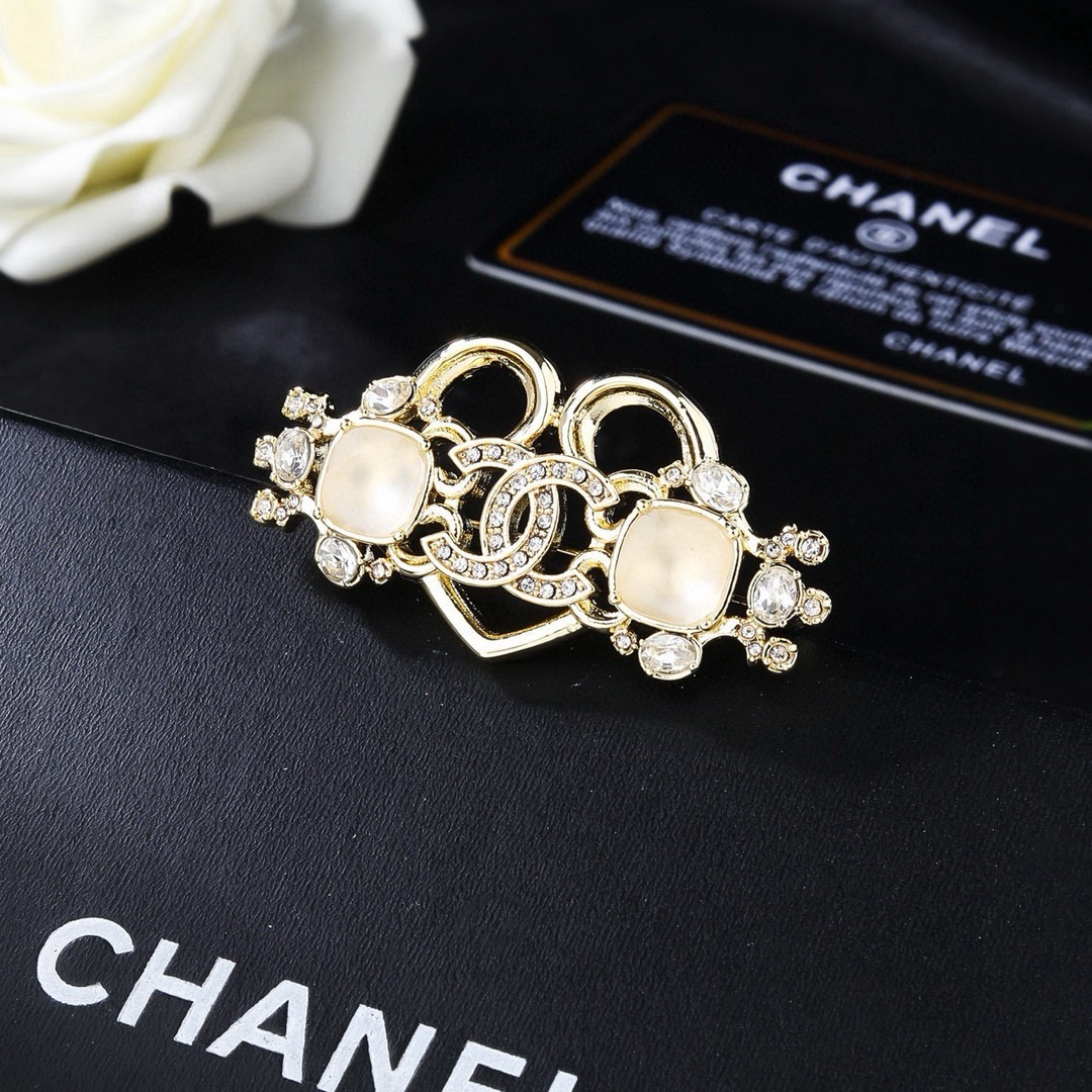 CHANEL 香奈儿新款胸针  ✨每一个细节做工非常精细    这款设计非常美轮美奂 这款真的超级美超级
