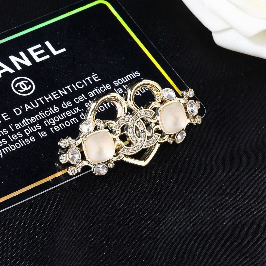 CHANEL 香奈儿新款胸针  ✨每一个细节做工非常精细    这款设计非常美轮美奂 这款真的超级美超级