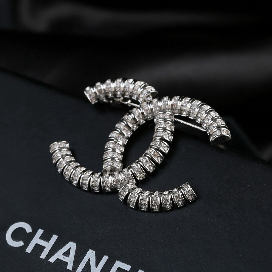 香奈儿 Chanel 最新秋冬 水晶 胸针 经典耐看 双C独特设计 原版一致黄铜材质
