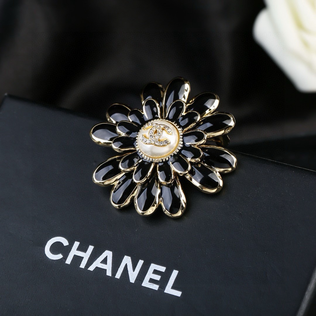 小香 Chanel 秋冬系列 钻石 珍珠  花朵🌼胸针  别有心机设计的一款 超级完美 时髦元素添加