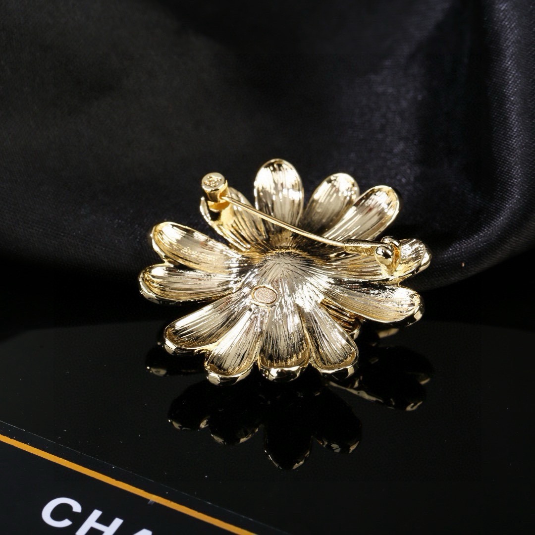 小香 Chanel 秋冬系列 钻石 珍珠  花朵🌼胸针  别有心机设计的一款 超级完美 时髦元素添加