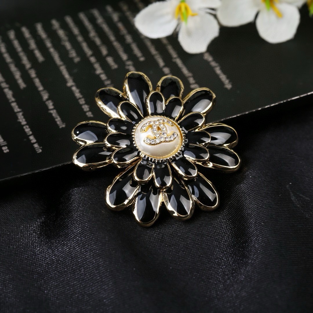 小香 Chanel 秋冬系列 钻石 珍珠  花朵🌼胸针  别有心机设计的一款 超级完美 时髦元素添加