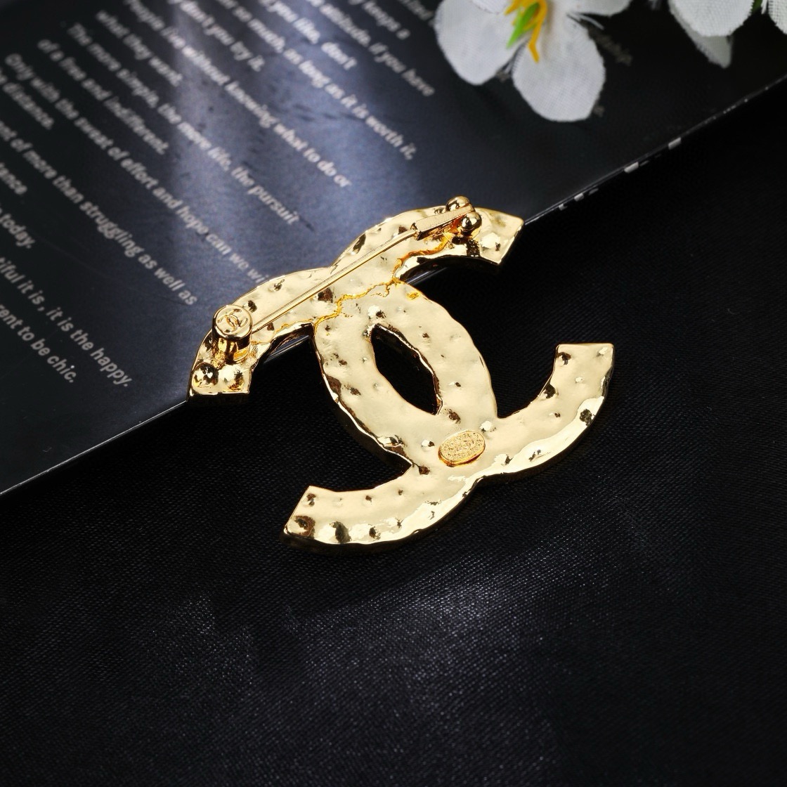 香奈儿 Chanel新款双C胸针   ✨每一个细节做工非常精细    这款设计非常美轮美奂 这款真的超级