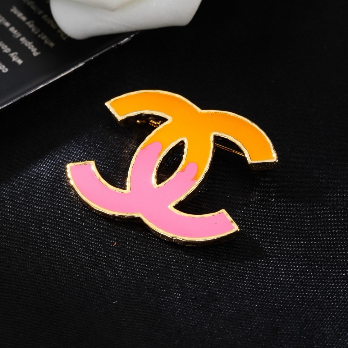 香奈儿 Chanel新款双C胸针   ✨每一个细节做工非常精细    这款设计非常美轮美奂 这款真的超级