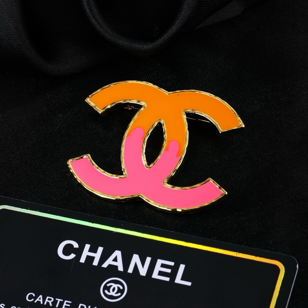 香奈儿 Chanel新款双C胸针   ✨每一个细节做工非常精细    这款设计非常美轮美奂 这款真的超级
