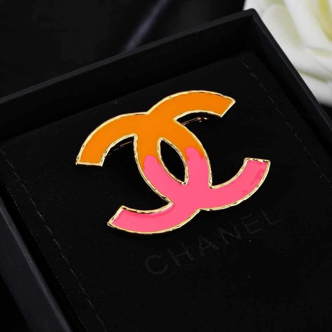 香奈儿 Chanel新款双C胸针   ✨每一个细节做工非常精细    这款设计非常美轮美奂 这款真的超级
