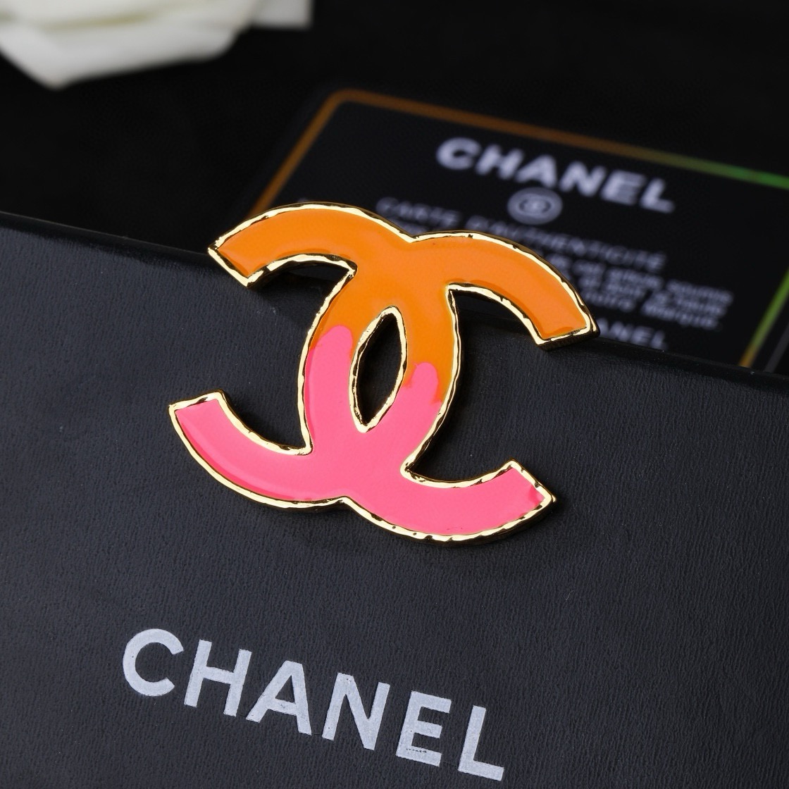 香奈儿 Chanel新款双C胸针   ✨每一个细节做工非常精细    这款设计非常美轮美奂 这款真的超级