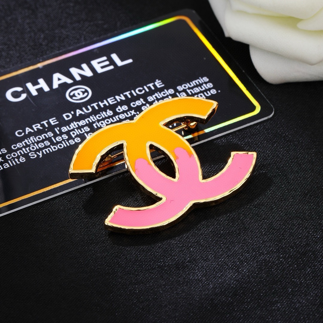 香奈儿 Chanel新款双C胸针   ✨每一个细节做工非常精细    这款设计非常美轮美奂 这款真的超级