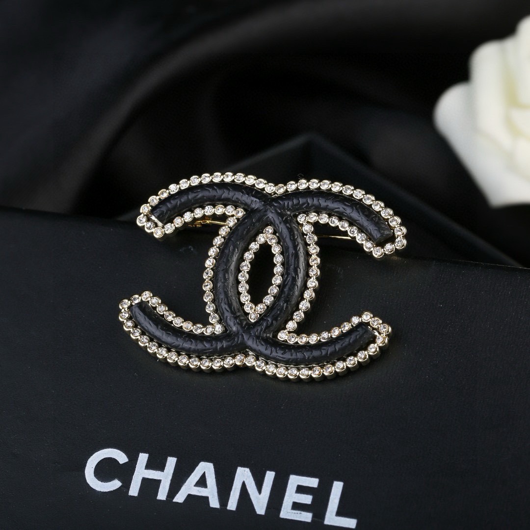 小香 Chanel 秋冬 系列 小羊皮 双Ｃ 钻石   胸针  别有心机设计的一款 超级完美 时髦元素添