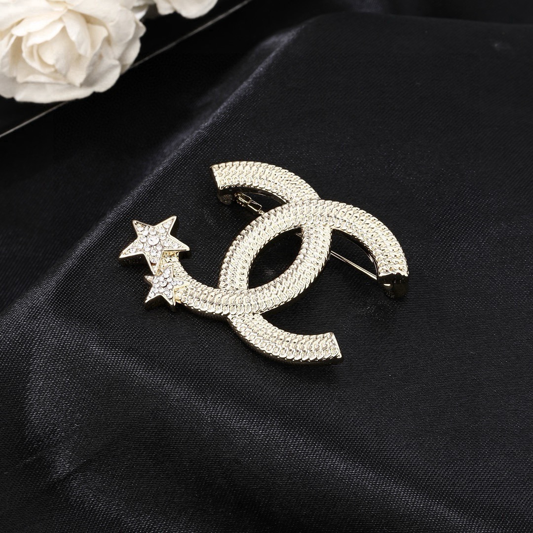 CHANEL 香奈儿新款双C胸针  ✨每一个细节做工非常精细    这款设计非常美轮美奂 这款真的超级美