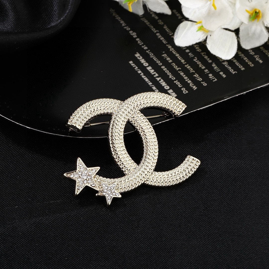 CHANEL 香奈儿新款双C胸针  ✨每一个细节做工非常精细    这款设计非常美轮美奂 这款真的超级美