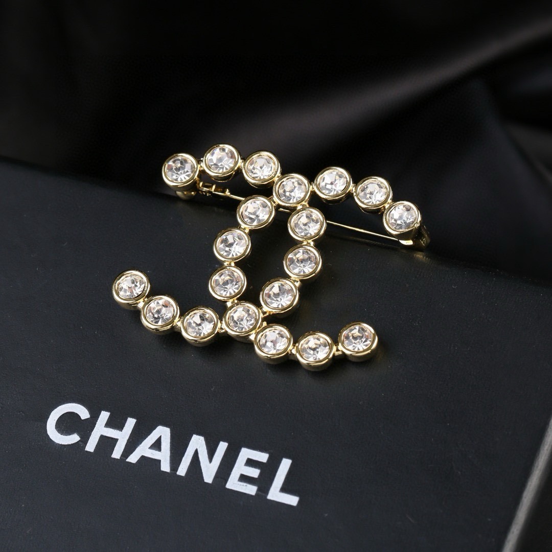 香奈儿 Chanel 秋冬系列 钻石  双C胸针  别有心机设计的一款 超级完美 时髦元素添加