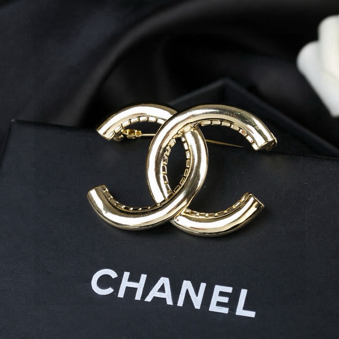 香奈儿 Chanel 秋冬 系列  胸针  别有心机设计的一款 超级完美 时髦元素添加
