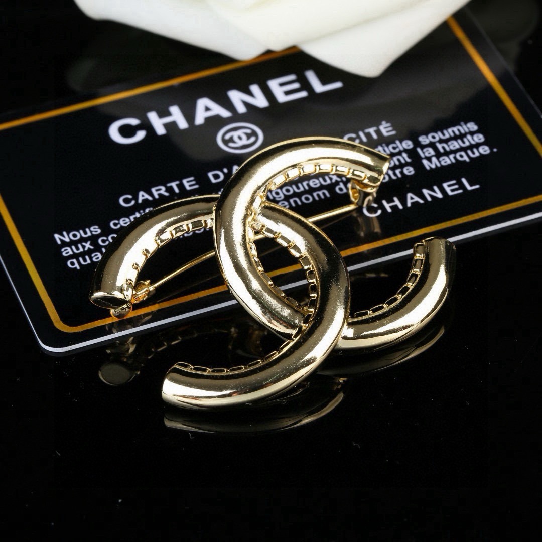 香奈儿 Chanel 秋冬 系列  胸针  别有心机设计的一款 超级完美 时髦元素添加