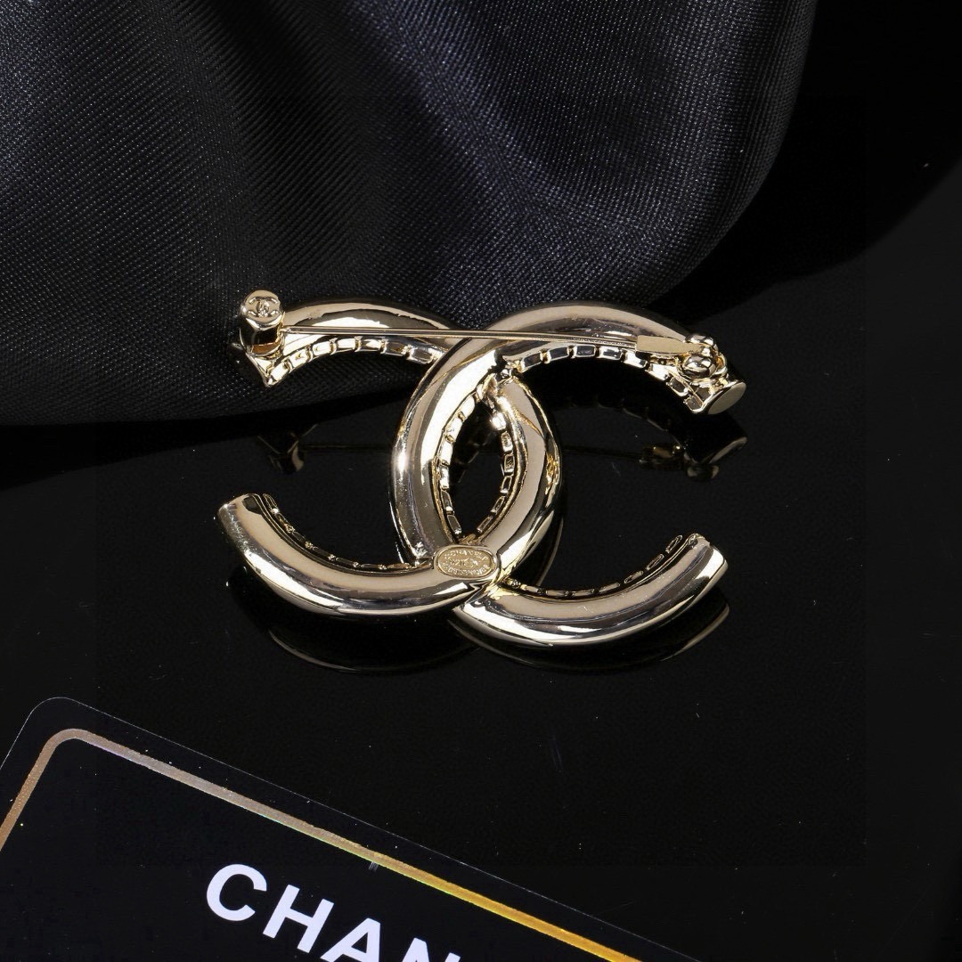 香奈儿 Chanel 秋冬 系列  胸针  别有心机设计的一款 超级完美 时髦元素添加
