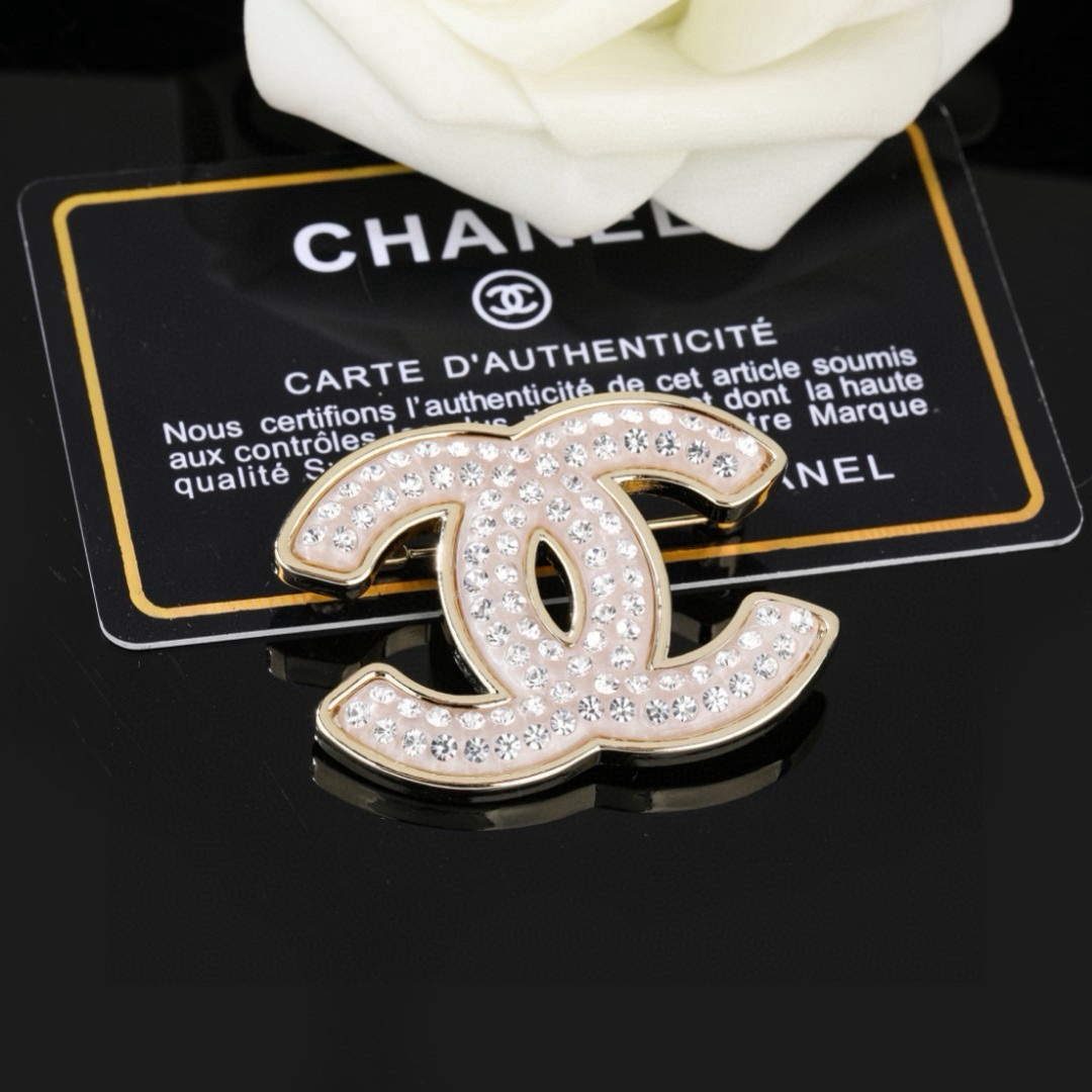 小香Chanel新款双C胸针   ✨每一个细节做工非常精细    这款设计非常美轮美奂 这款真的超级美超