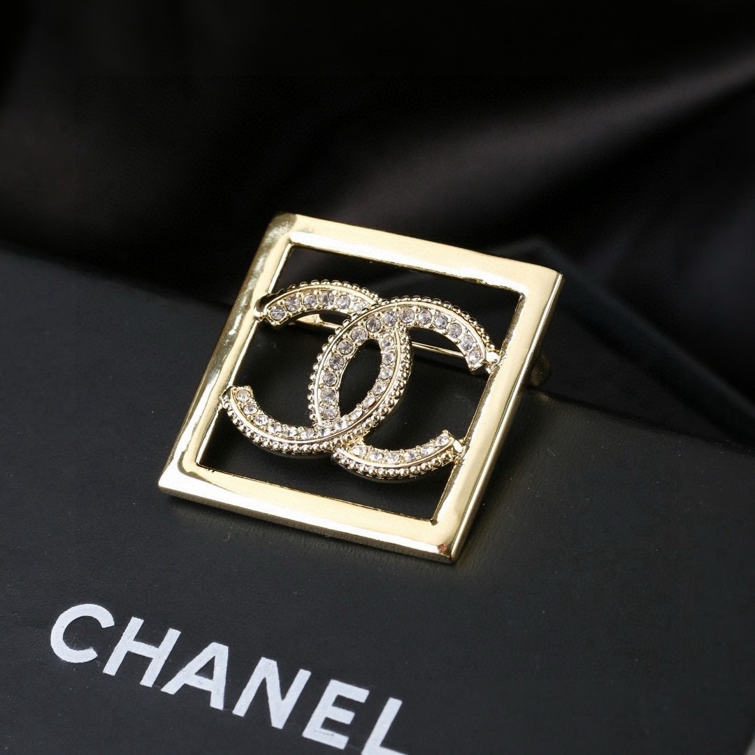 香奈儿 Chanel 秋冬系列 钻石  双C胸针  别有心机设计的一款 超级完美 时髦元素添加