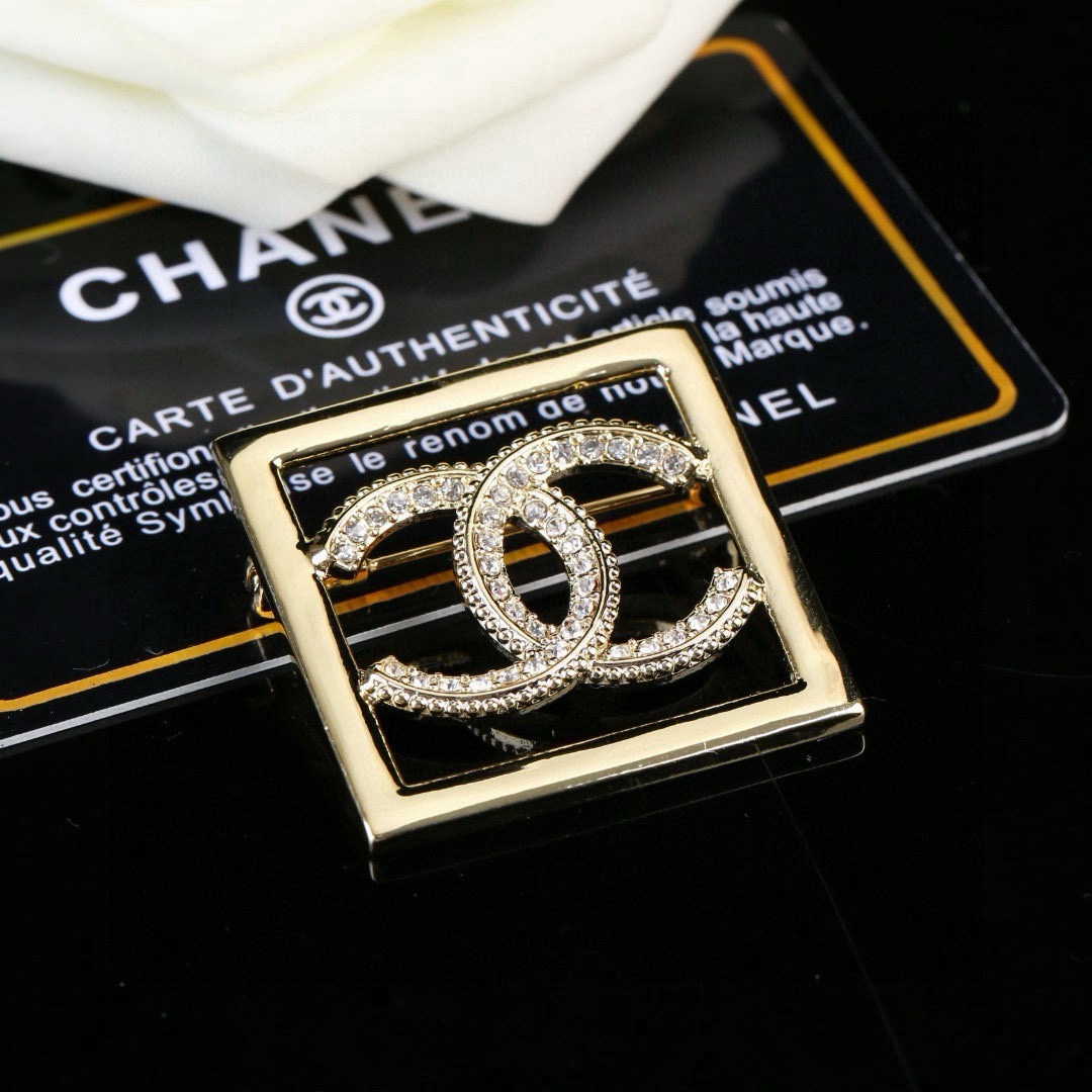 香奈儿 Chanel 秋冬系列 钻石  双C胸针  别有心机设计的一款 超级完美 时髦元素添加