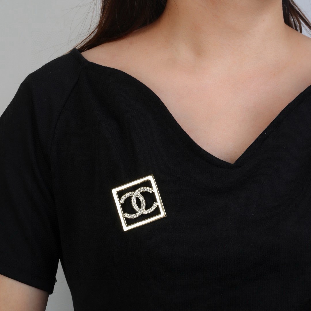 香奈儿 Chanel 秋冬系列 钻石  双C胸针  别有心机设计的一款 超级完美 时髦元素添加