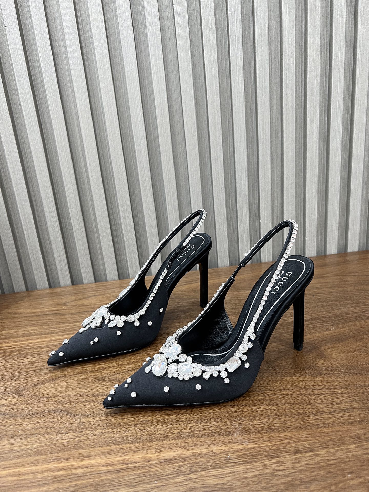 NO:231899,25S launches G-home luxury version with hand-sewn silk, Au Diamond high-end matching sheepskin in the same color, leather outsole and upper color silk heel, making the whole shoe natural, it is simply too perfect. It is expensive to be purely hand-sewn. Silk upper inner lambskin, imported leather, size 35-41 (customized by 40, 41), high heels, gucci, high heels, sheepskin, real silk, Leather soles1986090925S重磅推出G家奢华版 真丝手工缝制奥钻高配同色系羊皮内里、真皮大底及鞋面色真丝包跟,使得整个鞋浑然天成简直不要太完美贵在纯手工缝制 鞋面真丝 内里小羊皮 大底进口真皮 码数35-41（40、41定制）,高跟鞋,gucci,high heels,sheepskin,real silk,Leather soles,Women's Shoes