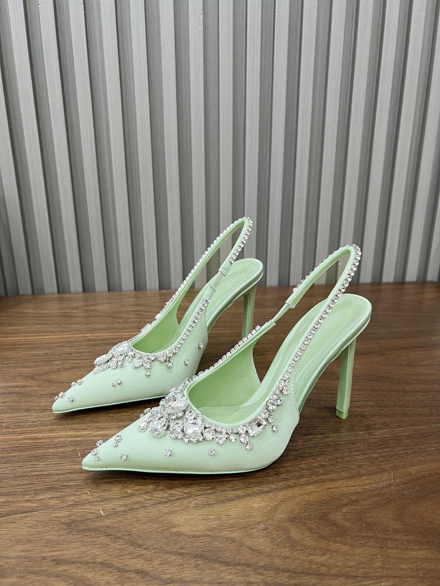 NO:231900,25S launches G luxury version with hand-sewn silk, high-end pair of sheepskin in the same color, leather outsole and upper color silk heel, making the whole shoe natural, it is simply too perfect. It is expensive to use hand-sewn a touch of color belonging to this season. Silk upper inner lambskin, imported leather, size 35-41 (customized by 40, 41), high heels, gucci, high heels, sheepskin, real silk, Leather soles1986090925S重磅推出G家奢华版 真丝手工缝制奥钻高配同色系羊皮内里、真皮大底及鞋面色真丝包跟,使得整个鞋浑然天成简直不要太完美贵在纯手工缝制一抹属于这个季节的颜色 鞋面真丝 内里小羊皮 大底进口真皮 码数35-41（40、41定制）,高跟鞋,gucci,high heels,sheepskin,real silk,Leather soles,Women's Shoes