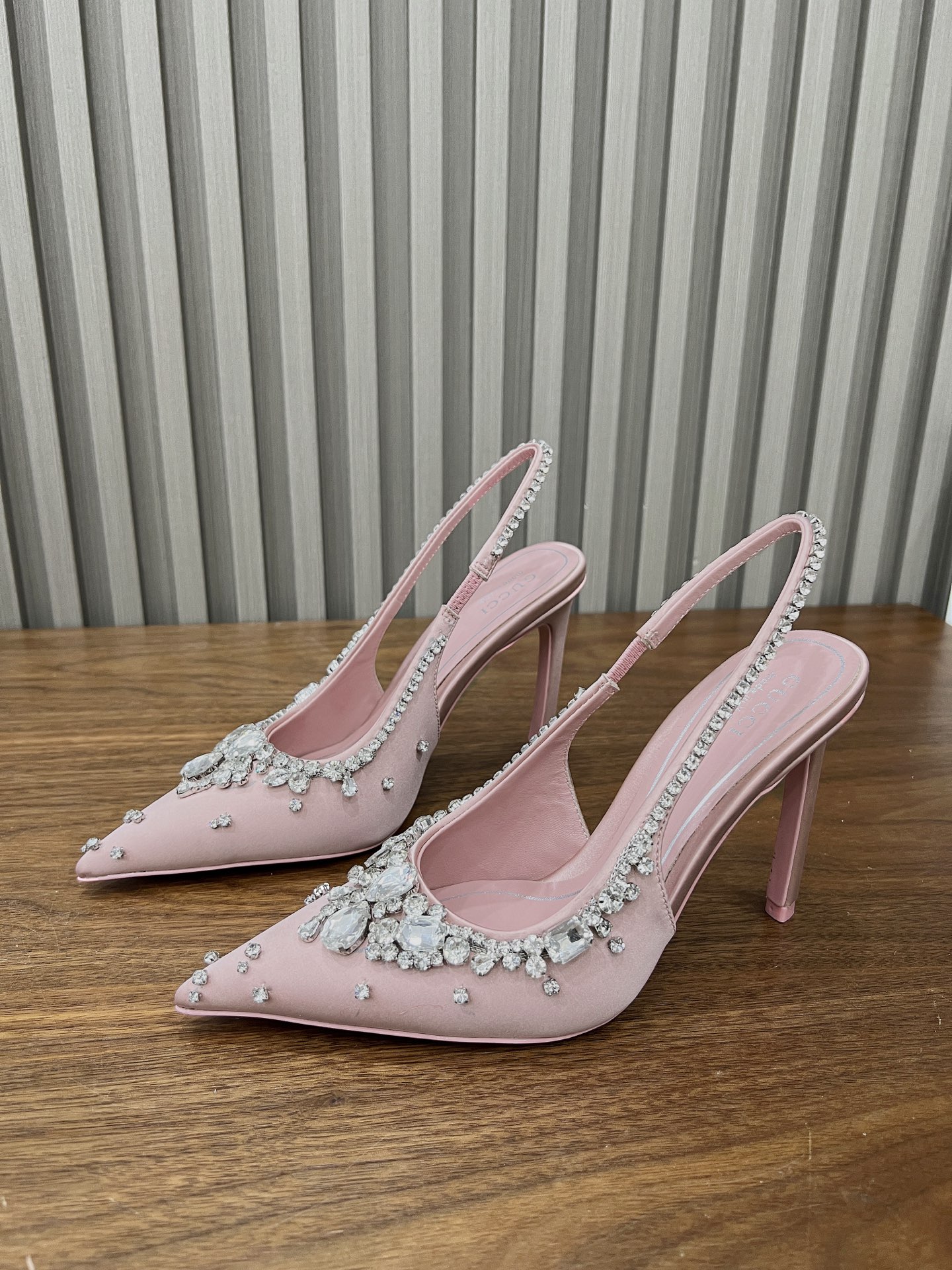 NO:231902,25S launches G luxury version with hand-sewn silk, high-end pair of sheepskin in the same color, leather outsole and upper color silk heel, making the whole shoe natural, it is simply too perfect. It is expensive. It is purely hand-sewn. Every color is very clear and unrestrained. Silk upper inner lambskin. Imported leather. Size 35-41 (customized by 40 and 41), high heels, gucci, high heels, sheepskin, real silk, Leather soles1986090925S重磅推出G家奢华版 真丝手工缝制奥钻高配同色系羊皮内里、真皮大底及鞋面色真丝包跟,使得整个鞋浑然天成简直不要太完美贵在纯手工缝制每个颜色都非常清晰脱俗 鞋面真丝 内里小羊皮 大底进口真皮 码数35-41（40、41定制）,高跟鞋,gucci,high heels,sheepskin,real silk,Leather soles,Women's Shoes