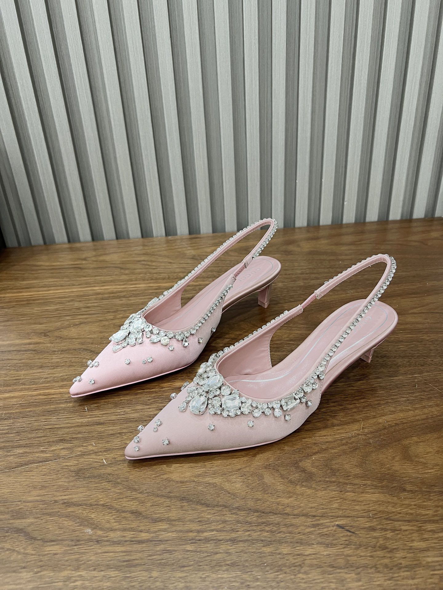 NO:231904,25S launches G luxury version with hand-sewn silk, Australass high-end matching of the same-color lambskin inner lining, leather sole and upper color silk heel, making the whole shoe natural and perfect. Silk upper inner lining lambskin heel height about 5cm, imported leather, size 35-41 (customized by 40, 41), high heels, gucci, high heels, sheepskin, real silk, Leather soles1986090925S重磅推出G家奢华版 真丝手工缝制奥钻高配同色系羊皮内里、真皮大底及鞋面色真丝包跟,使得整个鞋浑然天成简直不要太完美 鞋面真丝 内里小羊皮 跟高约5Cm 大底进口真皮 码数35-41（40、41定制）,高跟鞋,gucci,high heels,sheepskin,real silk,Leather soles,Women's Shoes