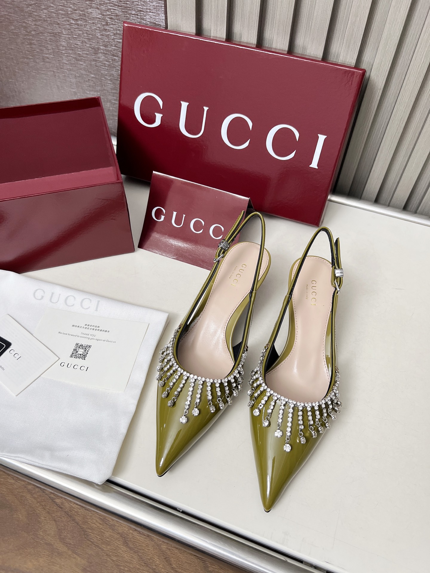 NO:231895,After 10Cm heel height, the popular short heels are pushed 4.5Cm, which makes our choice more considerate and enriches our choices, making our feet dance more colorfully without restraint. Fabric shiny beef patent leather, inner and footbed top lambskin heel height 4.5cm, outsole leather, size 35-42 (customized by 40-42), high heels, sandals, high heels, sheepskin19860909继10Cm跟高之后再推4.5Cm大众小矮跟,更体贴的丰富了我们的选择,让我们的双脚更无束缚地绚丽舞动起来啦 面料亮面牛漆皮 内里及垫脚顶级小羊皮 跟高4.5cm 大底真皮 码数35-42（40-42定制）,高跟鞋凉鞋,sandals,high heels,sheepskin,Women's Shoes