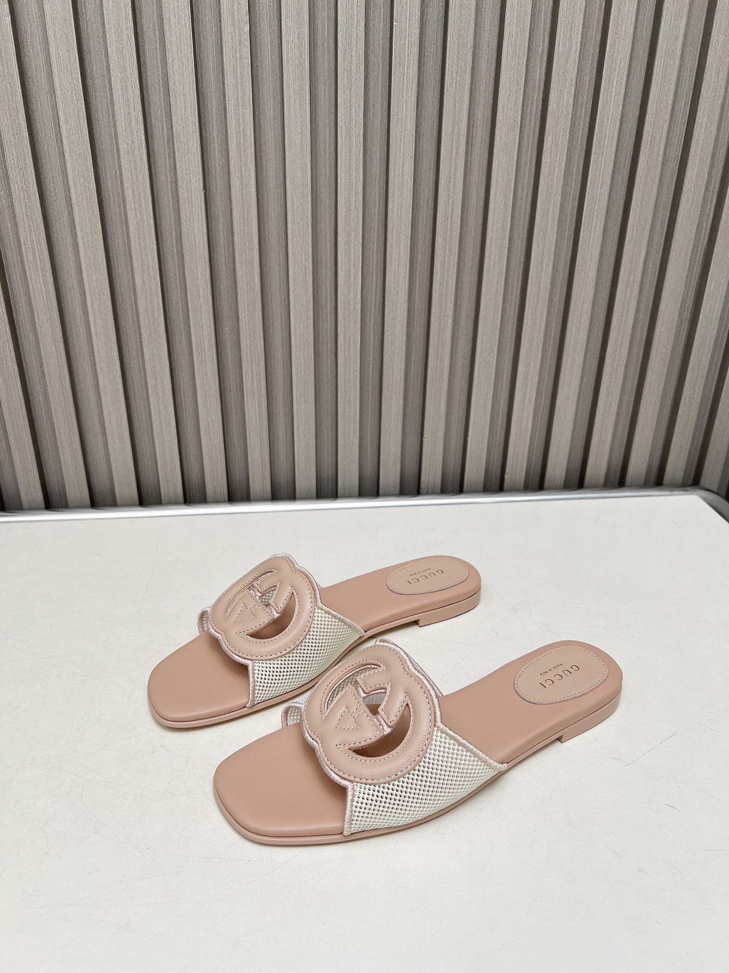 NO:243753,The hot products continue to be launched. The upgraded version is equipped with top-level electric embroidery to achieve the ultimate comfort and fit the foot surface. The research and development process is a lot of trouble. The outsole and the same color system are the key interpretation of the upgrade of G Home this season, showing more high-end and fashionable temperament. Number 34-43 (customized by 34, 40-43) Outsole leather (no bargaining, slippers, slippers19860909爆款继续上新,升级版本镂空网面配以顶级电绣,做到了舒适贴合脚面的极致,其研发过程是煞费周折.大底与面同色系是这季Ｇ家升级的重点诠释,更显高端时尚气质 码数34-43（34、40-43定制） 大底真皮（不议价,拖鞋,slippers,Women's Shoes