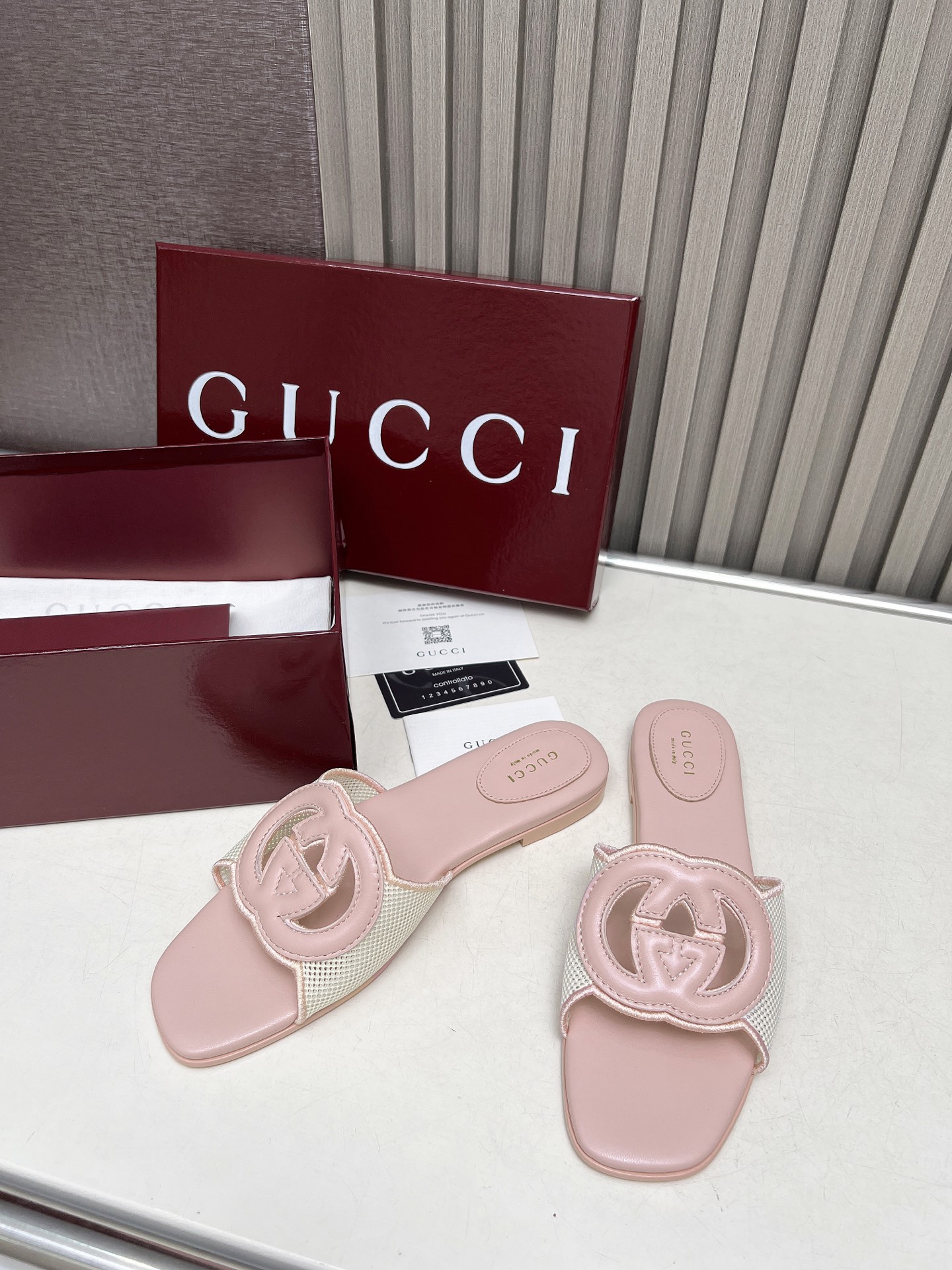 NO:243757,The hot products continue to be launched. The upgraded version is equipped with top-level electric embroidery to achieve the ultimate comfort and fit the foot surface. The research and development process is a lot of trouble. The outsole and the same color system are the key interpretation of the upgrade of G Home this season, showing more high-end and fashionable temperament. Number 34-43 (customized by 34, 40-43) Outsole leather (no bargaining, slippers, slippers19860909爆款继续上新,升级版本镂空网面配以顶级电绣,做到了舒适贴合脚面的极致,其研发过程是煞费周折.大底与面同色系是这季Ｇ家升级的重点诠释,更显高端时尚气质 码数34-43（34、40-43定制） 大底真皮（不议价,拖鞋,slippers,Women's Shoes