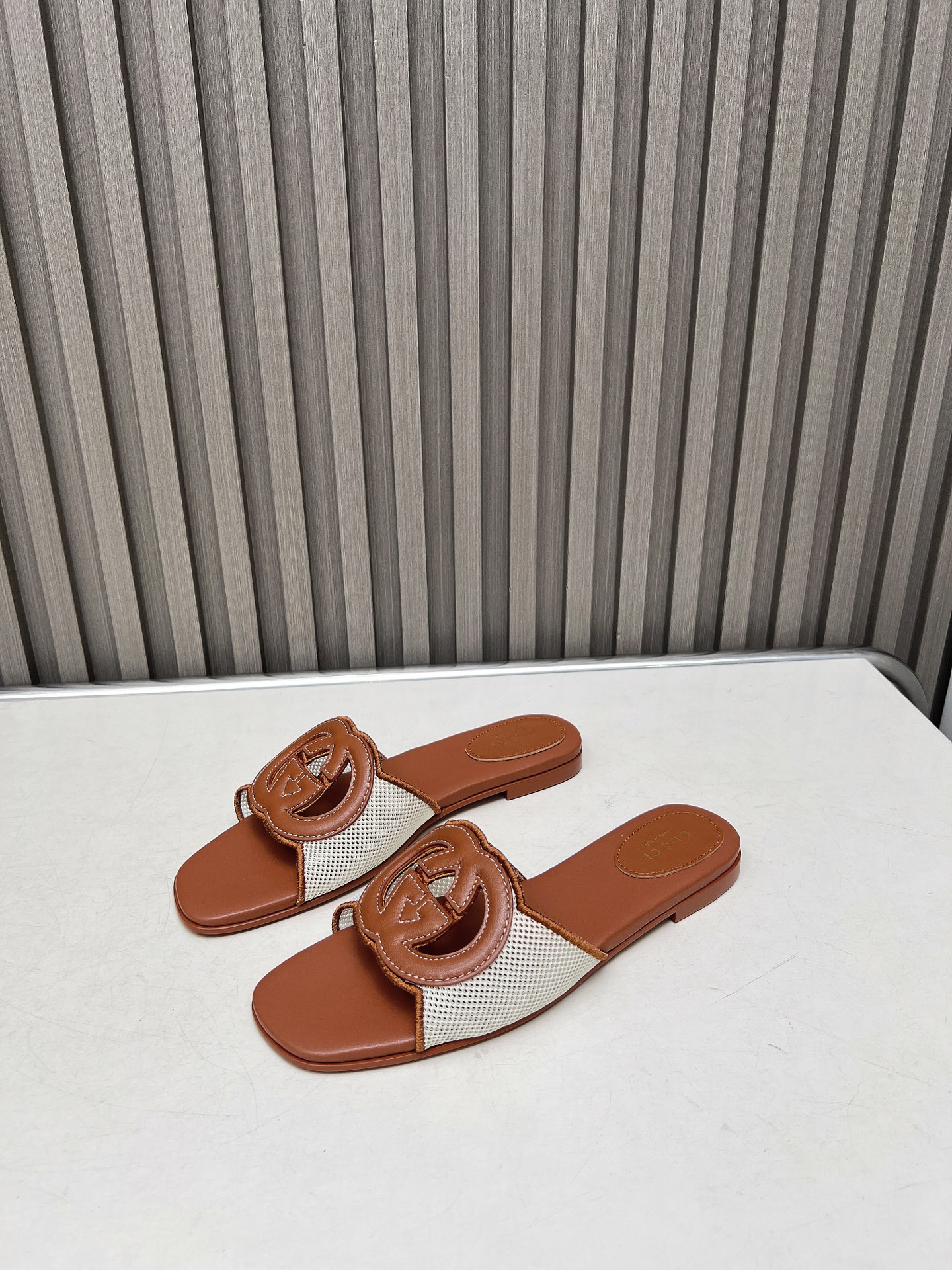 NO:243761,The hot products continue to be launched. The upgraded version is equipped with top-level electric embroidery to achieve the ultimate comfort and fit the foot surface. The research and development process is a lot of trouble. The outsole and the same color system are the key interpretation of the upgrade of G Home this season, showing more high-end and fashionable temperament. Number 34-43 (customized by 34, 40-43) Outsole leather (no bargaining, slippers, slippers19860909爆款继续上新,升级版本镂空网面配以顶级电绣,做到了舒适贴合脚面的极致,其研发过程是煞费周折.大底与面同色系是这季Ｇ家升级的重点诠释,更显高端时尚气质 码数34-43（34、40-43定制） 大底真皮（不议价,拖鞋,slippers,Women's Shoes