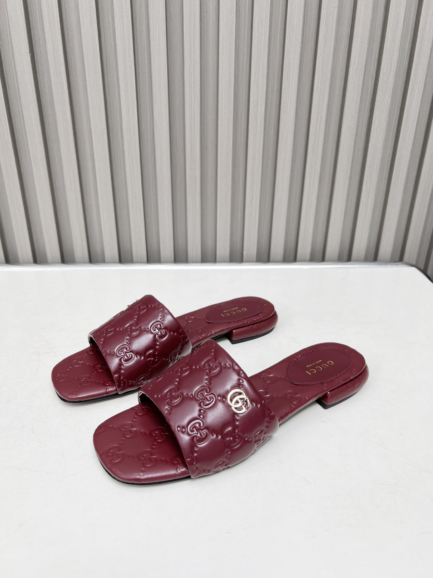 NO:243772,Gjia 25S is pushing forward the new model constantly using high-quality and delicate sheepskin pressed with the brand logo. Every detail shows her personality charm. I have to admit that she really puts it in mind. This fashion item combines casual and personalized style is worth buying. Material special sheepskin size 35-42 (customized by 40-42) Outsole 3A-level genuine leather (no bargaining, slippers, slippers, sheepskin19860909Ｇ家25S力推新款不停上采用优质细腻羊皮压以品牌Logo,每一个细节都彰显出她的个性魅力,不得不承认是真的用了心的.这款集休闲与个性于一体时尚单品值得入手哦 材质特级羊皮 码数35-42（40-42定制） 大底3A级真皮（不议价,拖鞋,slippers,sheepskin,Women's Shoes