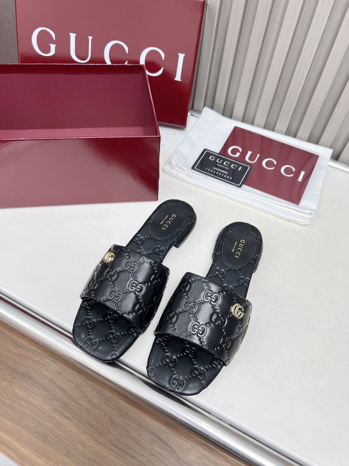 NO:243769,Gjia 25S is pushing forward the new model constantly using high-quality and delicate sheepskin pressed with the brand logo. Every detail shows her personality charm. I have to admit that she really puts it in mind. This fashion item combines casual and personalized style is worth buying. Material special sheepskin size 35-42 (customized by 40-42) Outsole 3A-level genuine leather (no bargaining, slippers, slippers, sheepskin19860909Ｇ家25S力推新款不停上采用优质细腻羊皮压以品牌Logo,每一个细节都彰显出她的个性魅力,不得不承认是真的用了心的.这款集休闲与个性于一体时尚单品值得入手哦 材质特级羊皮 码数35-42（40-42定制） 大底3A级真皮（不议价,拖鞋,slippers,sheepskin,Women's Shoes