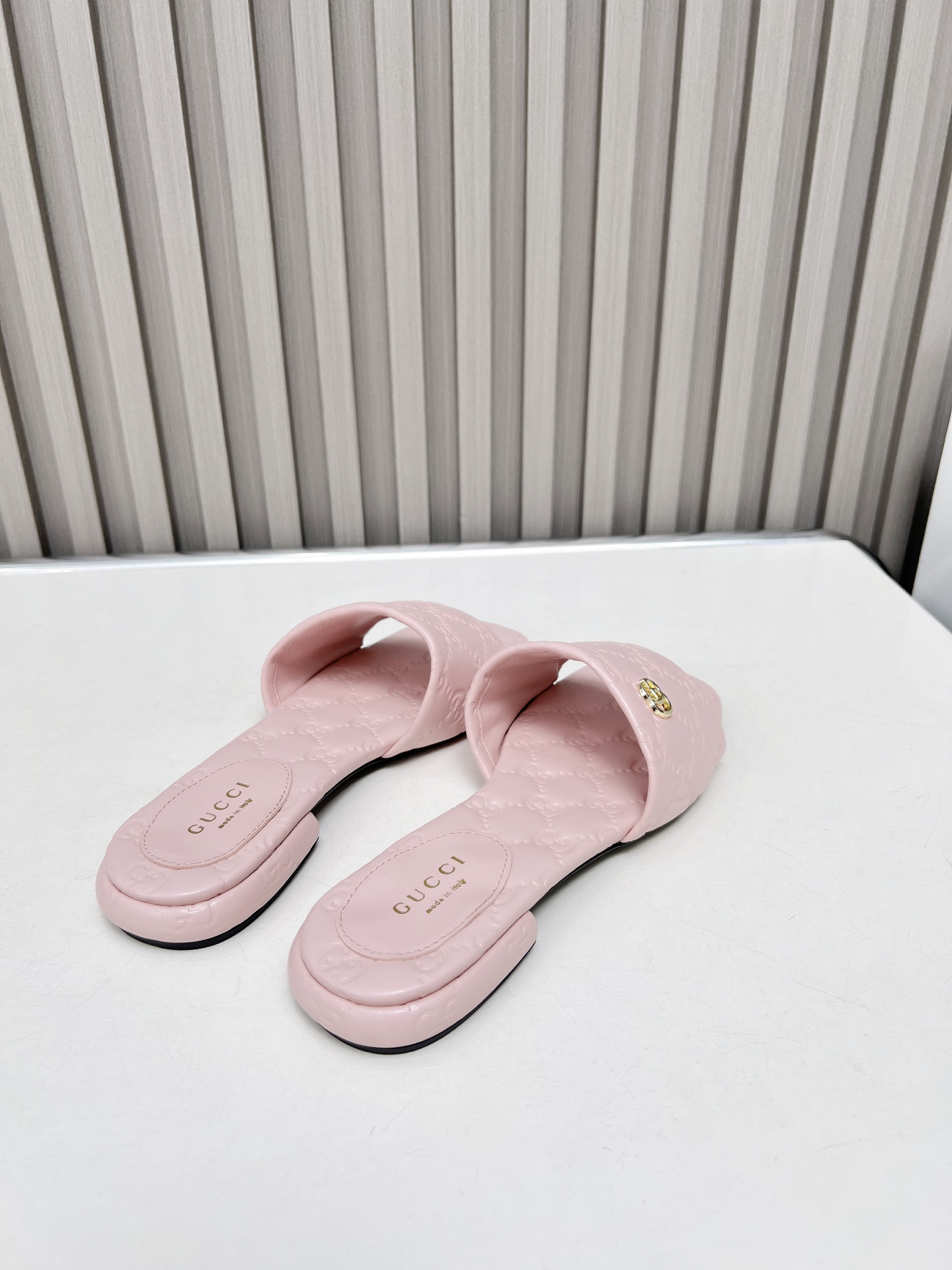 NO:406684,Gjia 25S is pushing forward the new model constantly using high-quality and delicate sheepskin pressed with the brand logo. Every detail shows her personality charm. I have to admit that she really put her heart into it. This fashion item combines casual and personalized style is worth buying. Material special sheepskin size 35-42 (customized 40-42) Outsole 3A-level genuine leather (no bargaining), slippers, slippers, sheepskin19860909Ｇ家25S力推新款不停上采用优质细腻羊皮压以品牌Logo,每一个细节都彰显出她的个性魅力,不得不承认是真的用了心的.这款集休闲与个性于一体时尚单品值得入手哦 材质特级羊皮 码数35-42（40-42定制） 大底3A级真皮（不议价）,拖鞋,slippers,sheepskin,Women's Shoes