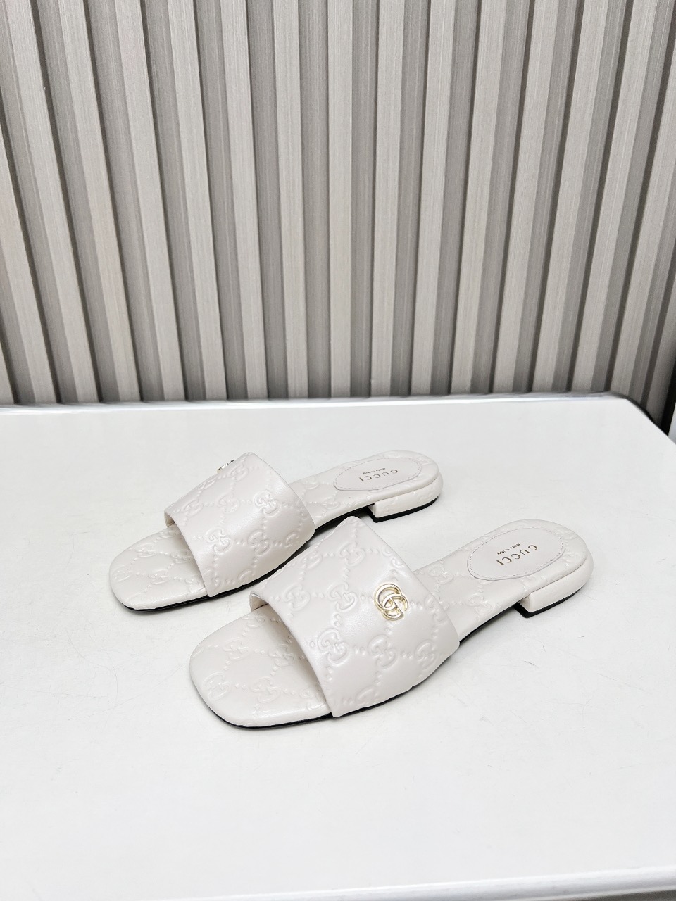 NO:243775,Gjia 25S is pushing forward the new model constantly using high-quality and delicate sheepskin pressed with the brand logo. Every detail shows her personality charm. I have to admit that she really puts it in mind. This fashion item combines casual and personalized style is worth buying. Material special sheepskin size 35-42 (customized by 40-42) Outsole 3A-level genuine leather, slippers, slippers, sheepskin19860909Ｇ家25S力推新款不停上采用优质细腻羊皮压以品牌Logo,每一个细节都彰显出她的个性魅力,不得不承认是真的用了心的.这款集休闲与个性于一体时尚单品值得入手哦 材质特级羊皮 码数35-42（40-42定制） 大底3A级真皮,拖鞋,slippers,sheepskin,Women's Shoes