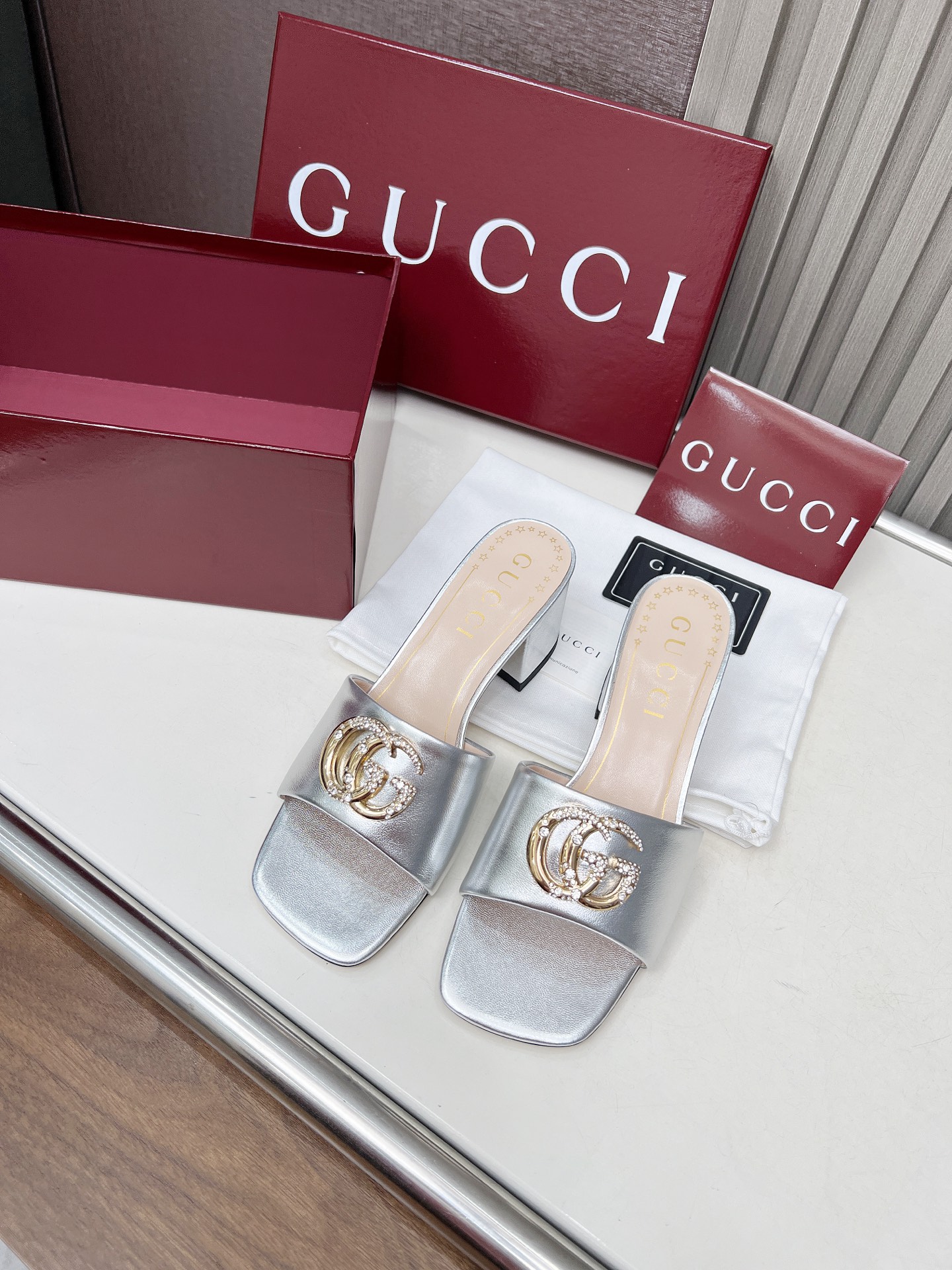 NO:243779,Gjia 25S is pushing the new model to continuously use high-quality and delicate sheepskin pressed with brand logo, square head and temperament small thick heel, every detail shows her personality charm, I have to admit that she really put her heart into it. This fashion item combines casual and personalized is worth buying. Material special sheepskin size 35-42 (customized 40-42) Heel height is about 5Cm, 3A-level leather, slippers, slippers, sheepskin19860909Ｇ家25S力推新款不停上采用优质细腻羊皮压以品牌Logo,方头配同气质的小粗跟,每一个细节都彰显出她的个性魅力,不得不承认是真的用了心的.这款集休闲与个性于一体时尚单品值得入手哦 材质特级羊皮 码数35-42（40-42定制） 跟高约5Cm 大底3A级真皮,拖鞋,slippers,sheepskin,Women's Shoes