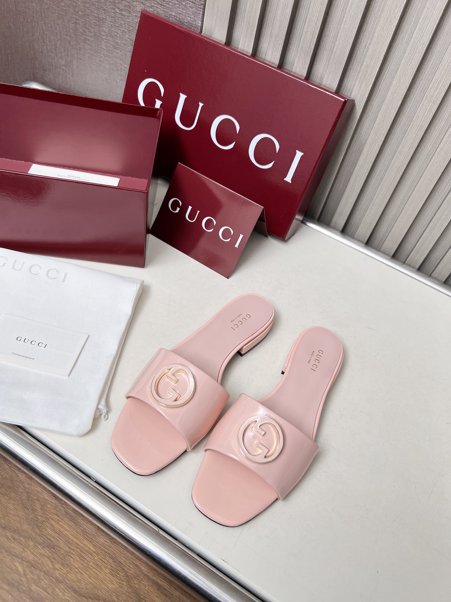 NO:406670,Gjia 25S is pushing the new model with mirror-colored leather, which is another style. The small square head design adds a bit of softness, each with its own unique details worth savoring. The original leather is 35-42 (40-42 customization price (no bargaining), slippers, slippers19860909Ｇ家25S力推新款不停上镜面亮皮又是另一种风格,小方头设计增添几分柔美气息,各有千秋的细节之分值得你细细品味 大底真皮 码数35-42（40-42定制 价格（不议价）,拖鞋,slippers,Women's Shoes