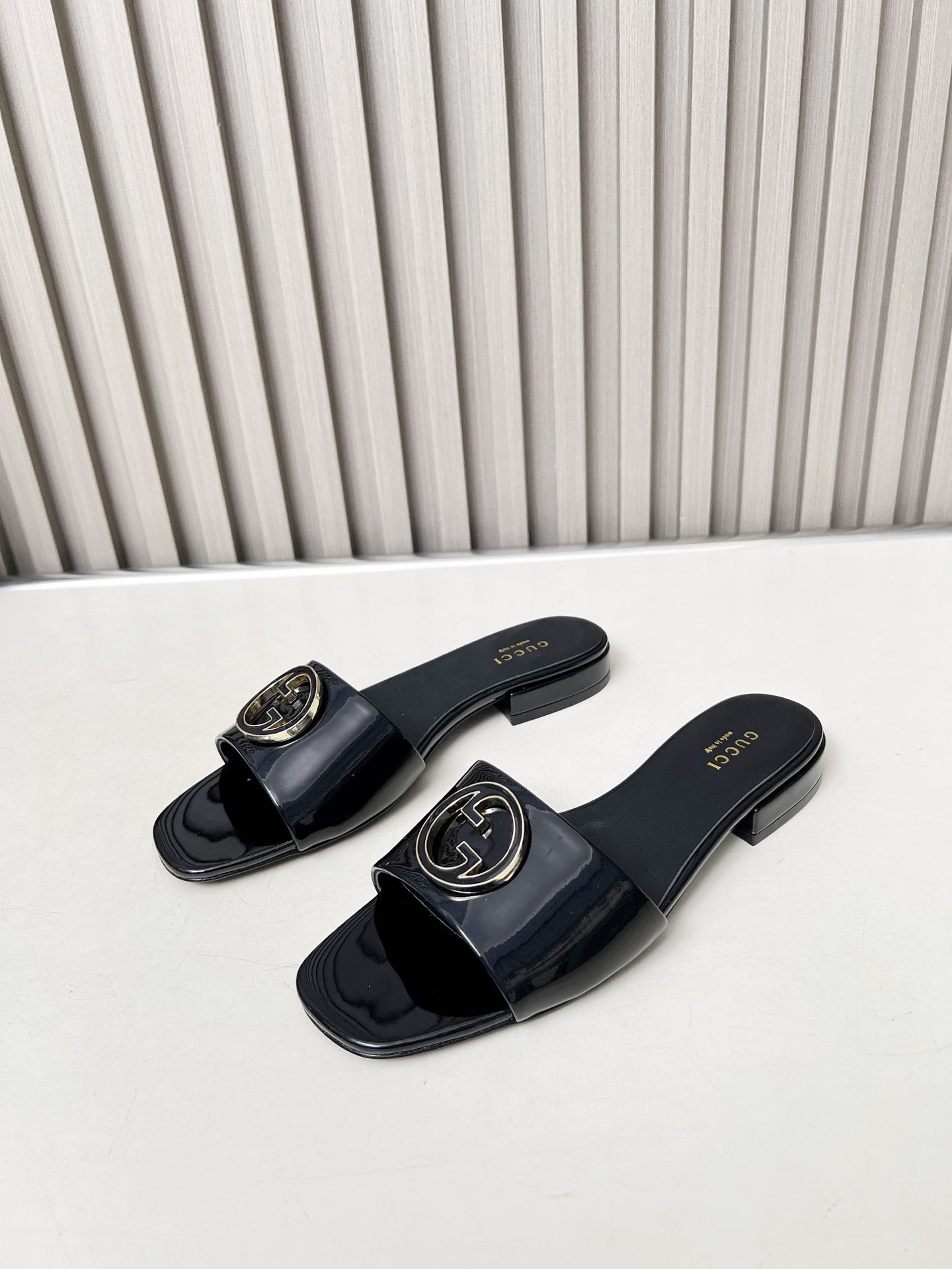 NO:243788,Gjia 25S is pushing the new model that keeps mirroring and bright leather. It is another style. The small square head design adds a bit of softness. Each has its own unique details worth savoring. The original leather is 35-42 (40-42 customization, slippers, slippers19860909Ｇ家25S力推新款不停上镜面亮皮又是另一种风格,小方头设计增添几分柔美气息,各有千秋的细节之分值得你细细品味 大底真皮 码数35-42（40-42定制,拖鞋,slippers,Women's Shoes