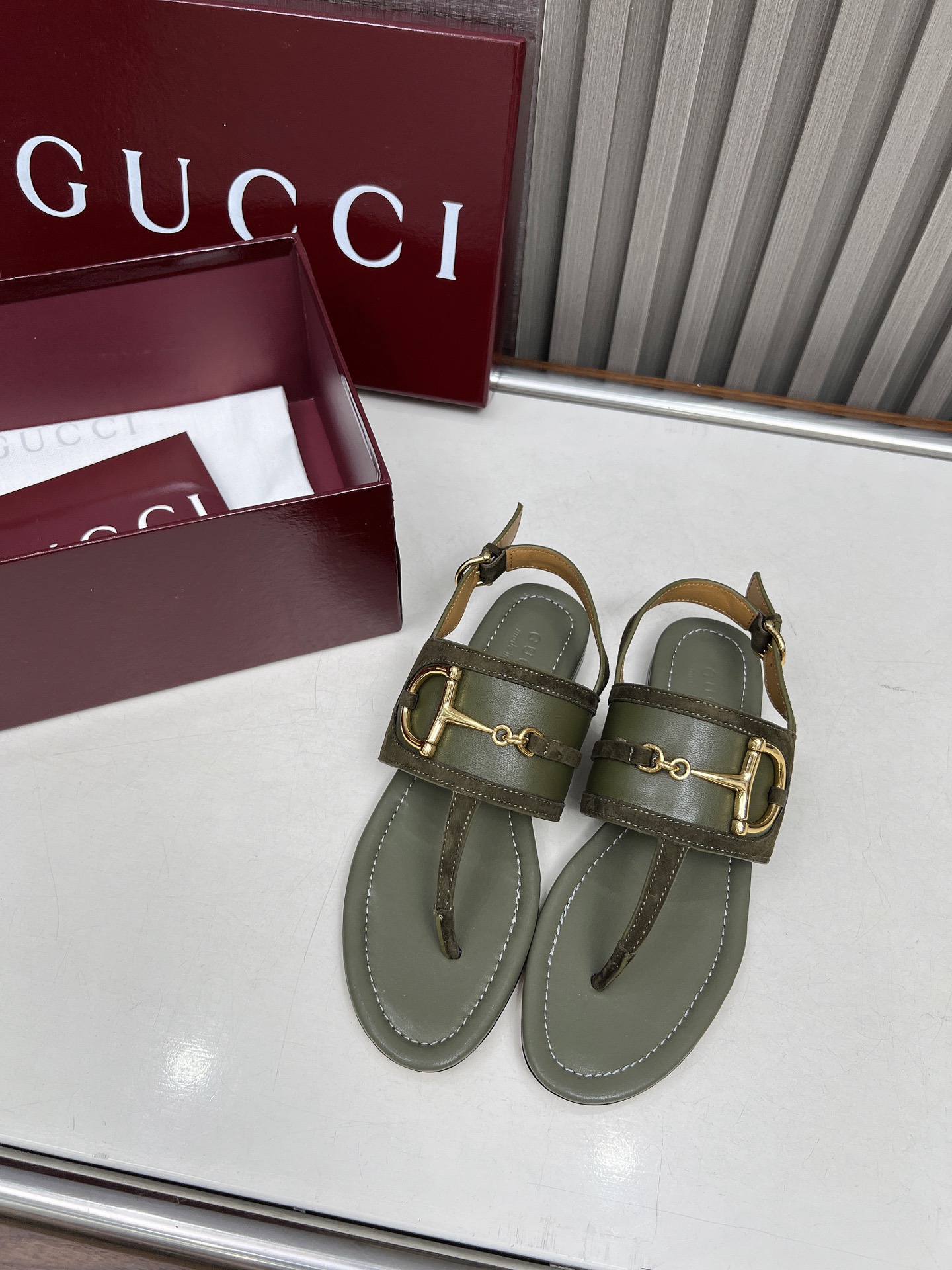 NO:406677,GH series launched a grand lineup again. The three-set twelve colors of each have new metal buckles upgraded the brand's values, lazy and fashion collide perfectly, and the overall style fully interprets the casual high-quality texture. This series is more sensual and lazy. Fabric imported sheepskin, 3A-level genuine leather, size 35-42 (customized by 40-42), sandals, sandals, sheepskin19860909Ｇ家爆款系列再度隆重推出大阵容.三组型体各十二个配色新的金属扣升级了品牌的价值观,慵懒与时尚完美碰撞,整体风格妥妥诠释出休闲的高质感这系更具感性慵懒系 面料进口羊皮 大底3A级真皮 码数35-42（40-42定制）,凉鞋,sandals,sheepskin,Women's Shoes