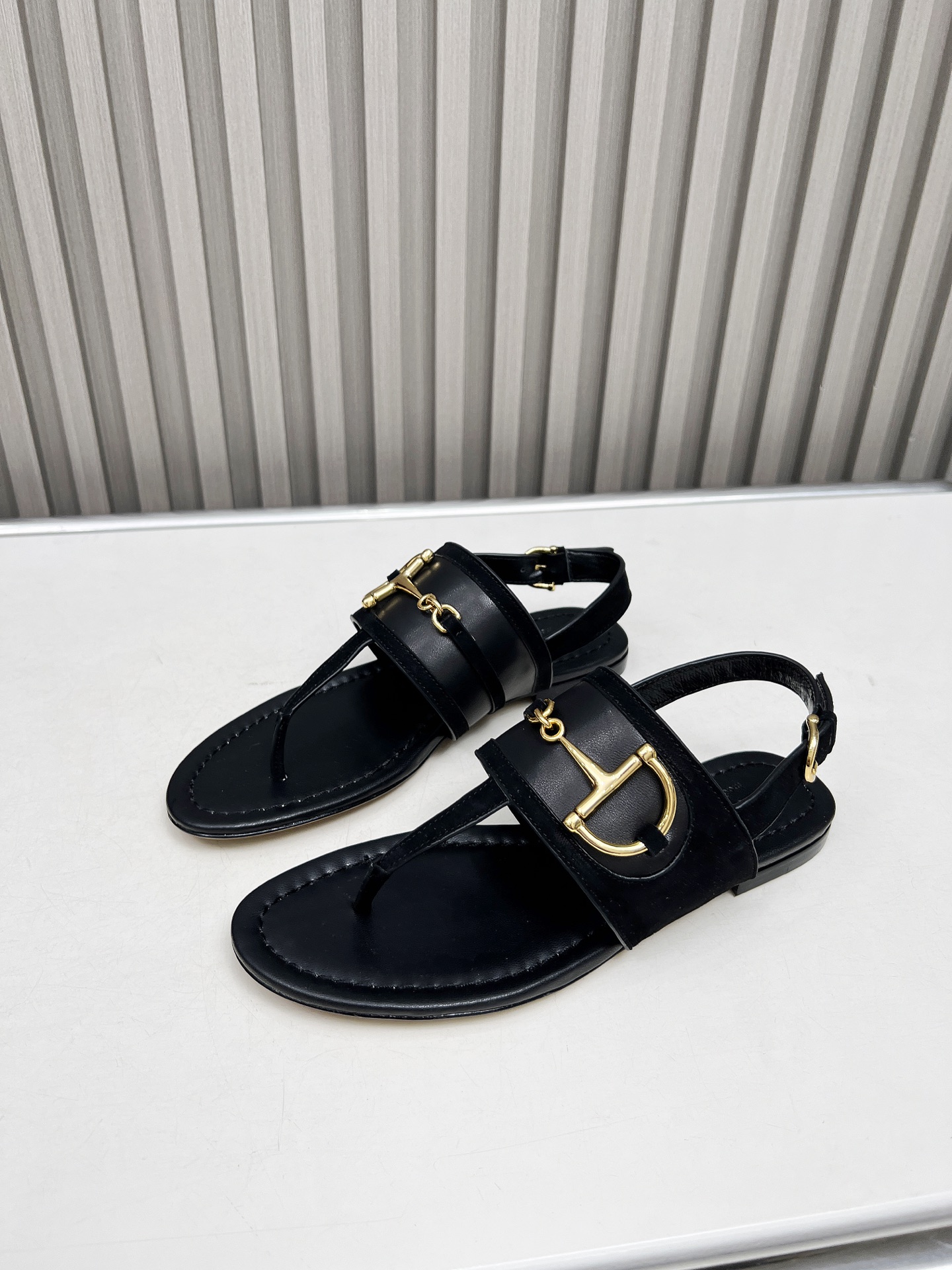 NO:406679,GH series launched a grand lineup again. The three-set twelve colors of each have new metal buckles upgrade the brand's values, lazy and fashion collide perfectly, and the overall style fully interprets the casual high-quality texture. This series is more sensual and lazy. The fabric is imported sheepskin, the sole is 3A-level genuine leather. Size 35-42 (customized by 40-42), sandals, sandals, sheepskin19860909Ｇ家爆款系列再度隆重推出大阵容.三组型体各十二个配色新的金属扣升级了品牌的价值观,慵懒与时尚完美碰撞,整体风格妥妥诠释出休闲的高质感这系更具感性慵懒风 面料进口羊皮 大底3A级真皮 码数35-42（40-42定制）,凉鞋,sandals,sheepskin,Women's Shoes