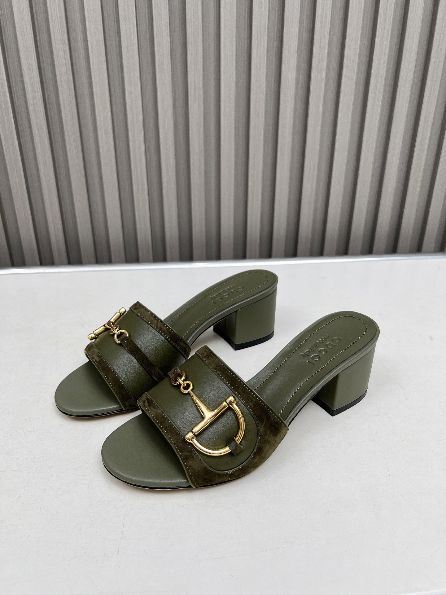 NO:406680,GH series launched a grand lineup again. The three-set twelve colors of each have new metal buckles upgraded the brand's values, lazy and fashion collide perfectly, and the overall style fully interprets the casual high-quality style. This fashion trend style is imported fabric, sheepskin, 3A-level genuine leather, heel height 5.5Cm, size 35-42 (customized by 40-42), slippers, slippers, sheepskin19860909Ｇ家爆款系列再度隆重推出大阵容.三组型体各十二个配色新的金属扣升级了品牌的价值观,慵懒与时尚完美碰撞,整体风格妥妥诠释出休闲的高质感这系时尚潮流风 面料进口羊皮 大底3A级真皮 跟高 5.5Cm 码数35-42（40-42定制）,拖鞋,slippers,sheepskin,Women's Shoes